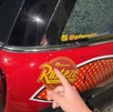 un auto con un cristal roto y un himbre joven con gorra