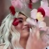La influencer leonesa, Wendy Guevara fue sorprendida por el cantante colombiano Manuel Turizo en su cumpleaños, recibiendo un gran ramo de flores de 