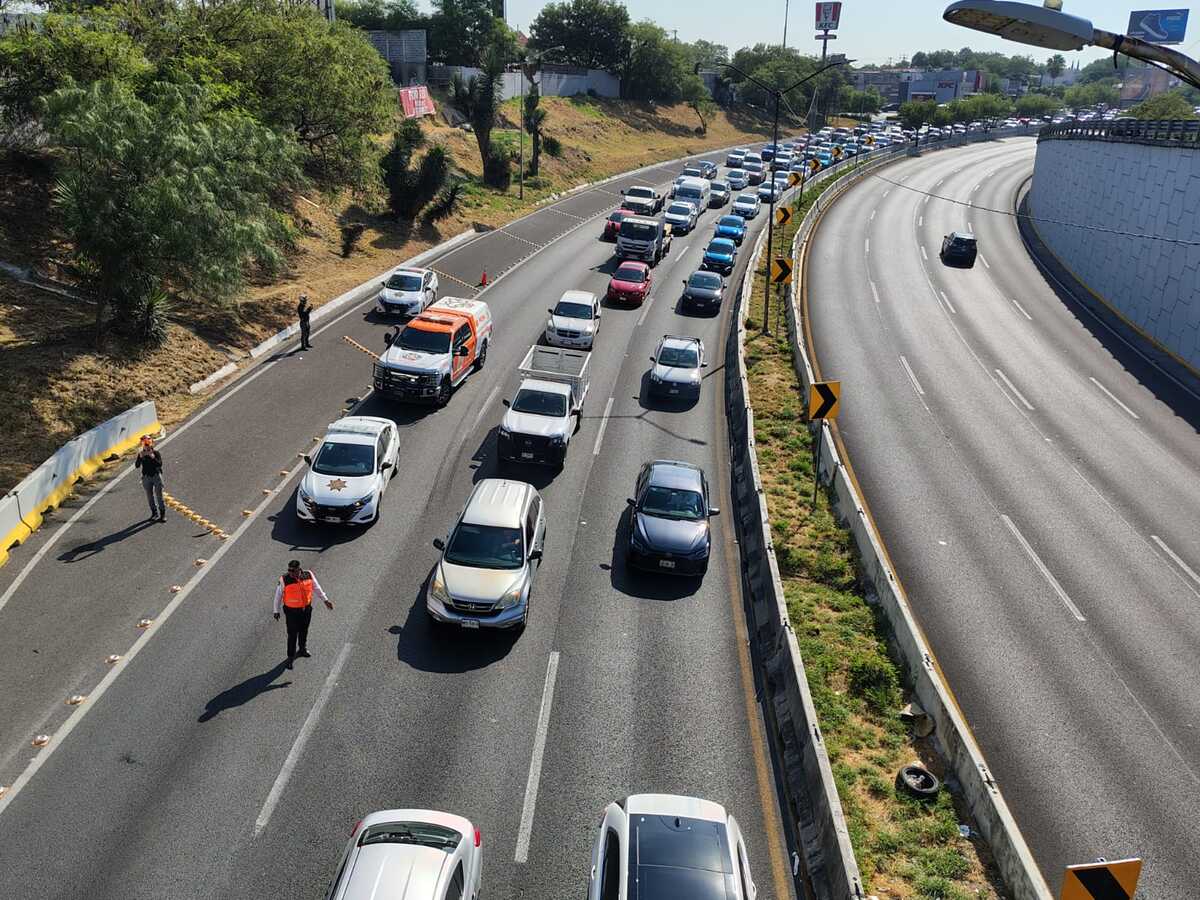 Un joven de 15 años fue trasladado a un hospital en estado grave de salud tras caer de un puente vehicular en el bulevar Miguel de la Madrid en Guadalupe.