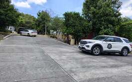 Autoridades estatales catearon dos viviendas en Santiago, Nuevo León que presuntamente operarían como narcotienditas.
