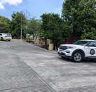 Autoridades estatales catearon dos viviendas en Santiago, Nuevo León que presuntamente operarían como narcotienditas.