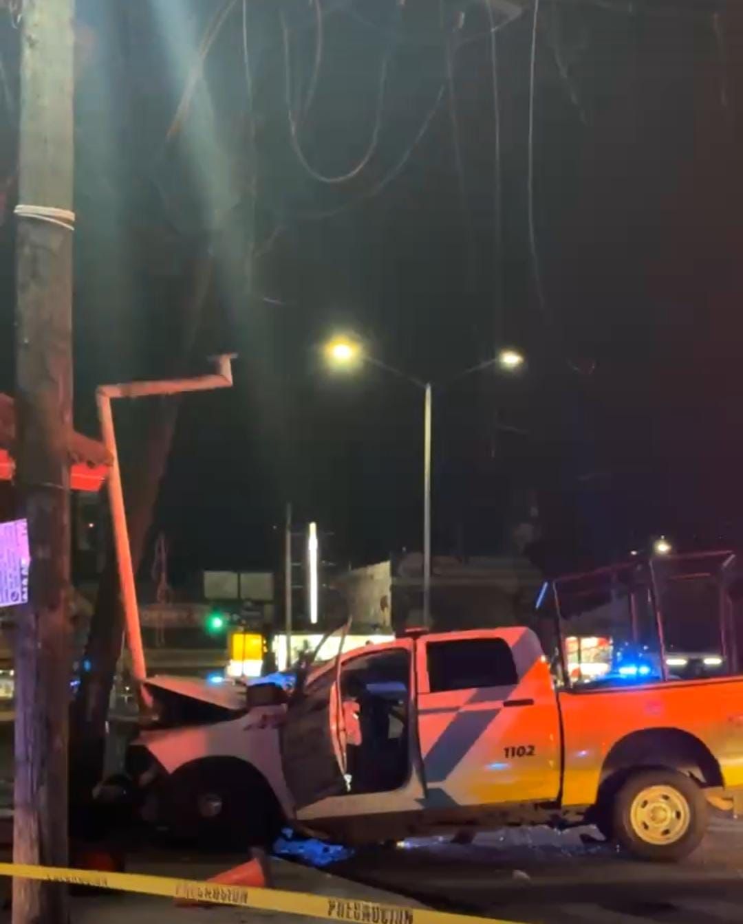 Dos patrullas de la Policía de Monterrey chocaron entre si durante una persecución en la colonia Industrial. Reportan cuatro oficiales lesionados.