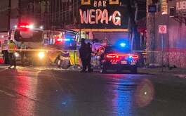 Dos patrullas de la Policía de Monterrey chocaron entre si durante una persecución en la colonia Industrial. Reportan cuatro oficiales lesionados.