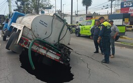 Autoridades dejan libre sólo un carril tras formación de socavón en la calzada Ignacio Zaragoza.