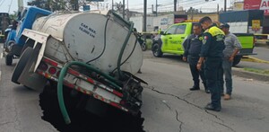 Autoridades dejan libre sólo un carril tras formación de socavón en la calzada Ignacio Zaragoza.