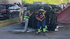Un auto se precipitó desde la autopista México-Puebla hacia la carretera a Tlaxcala. El conductor sobrevivió milagrosamente. Mira los detalles del accidente.