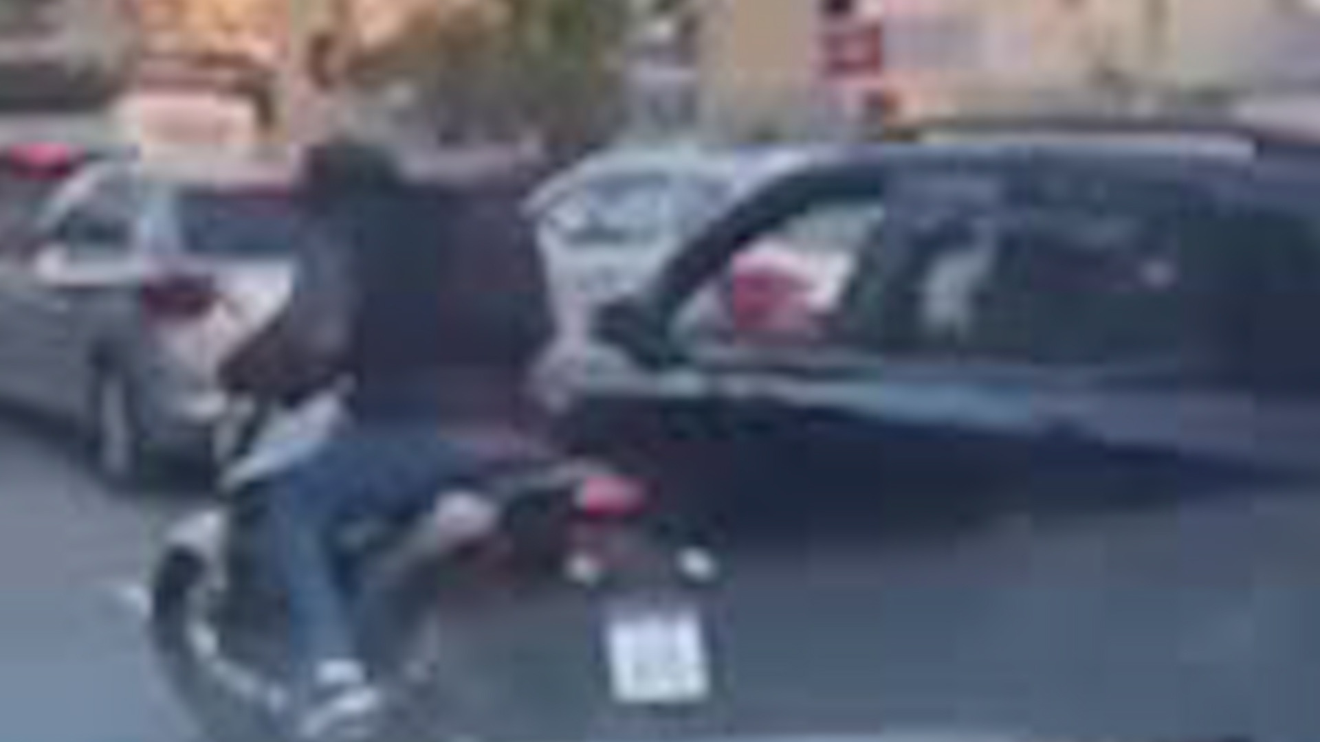 El conductor de un vehículo, al forcejear con un delincuente, le arrebató el arma y lo hirió mortalmente cuando quería robarle en São Paulo, Brasil.
