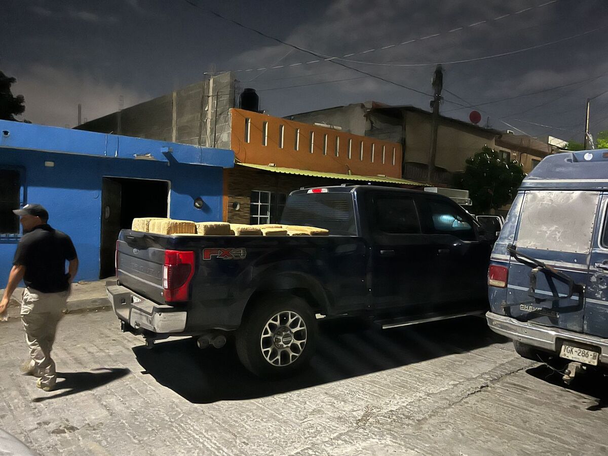 Un cateo en un domicilio de la colonia Prados de la Cieneguita en Apodaca, Nuevo León dejó droga, armas y motocicletas aseguradas por autoridades.