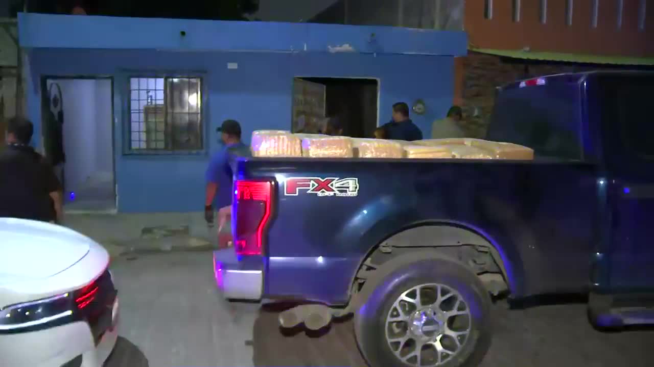 Un cateo en un domicilio de la colonia Prados de la Cieneguita, Apodaca, dejó media tonelada de droga, armas y motocicletas aseguradas.