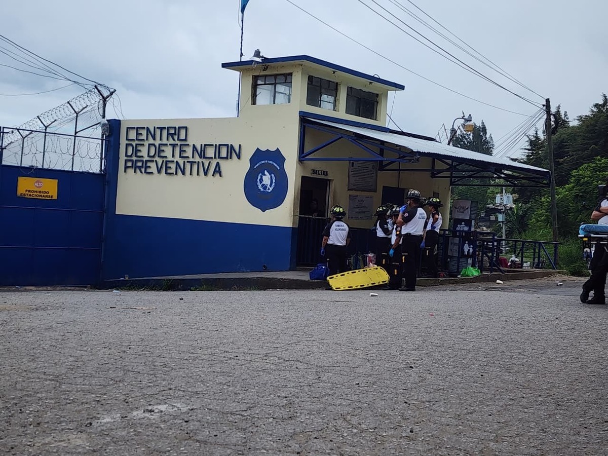 Nueva ola de motines sacude cárceles de Guatemala luego de que pandilleros de la Mara Salvatrucha tomaran como rehenes a guardias en dos prisiones distintas.
