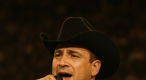 Valentín Elizalde fue asesinado a los 27 años, cuando iba saliendo de un concierto en Reynosa, Tamaulipas. Aún se desconoce quiénes fueron los responsables.