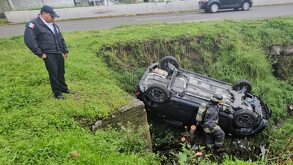 Los servicios de emergencia detectaron que el vehículo no tenía placas de circulación, por lo que el hecho ya se investiga por la Policía Estatal de Caminos.