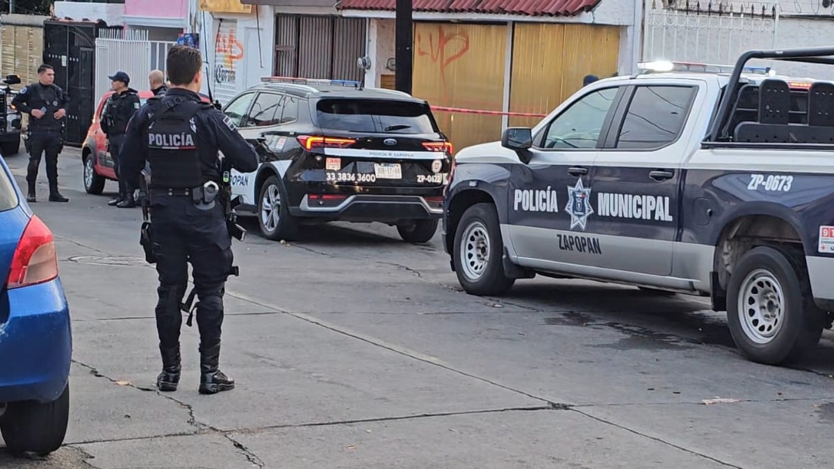 Miembro de la Secretaría de Defensa Nacional de 45 años es hallado muerto en una banqueta de Zapopan; investigan cámaras y para esclarecer su muerte.