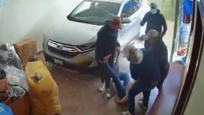 Pese a que la mujer ya estaba sometida los hampones continuaron arrastrándola en su vivienda, hecho que quedó grabado en las cámaras de seguridad.