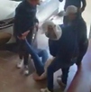 Pese a que la mujer ya estaba sometida los hampones continuaron arrastrándola en su vivienda, hecho que quedó grabado en las cámaras de seguridad.