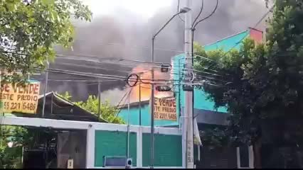 Las llamas se originaron en una fabrica que se encuentra en el Barrio Los Reyes.