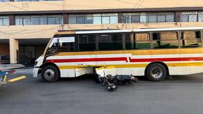 Testimonios señalan que el motociclista se habría pasado el semáforo en rojo; el operador del transporte indicó que el vehículo cuenta con cámaras que registrar