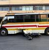 Testimonios señalan que el motociclista se habría pasado el semáforo en rojo; el operador del transporte indicó que el vehículo cuenta con cámaras que registrar