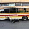 Testimonios señalan que el motociclista se habría pasado el semáforo en rojo; el operador del transporte indicó que el vehículo cuenta con cámaras que registrar