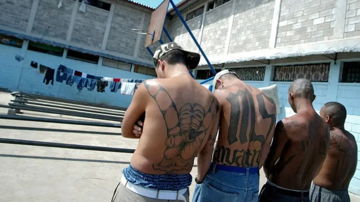 Nueva ola de motines sacude cárceles de Guatemala luego de que pandilleros de la Mara Salvatrucha tomaran como rehenes a guardias en dos prisiones distintas.