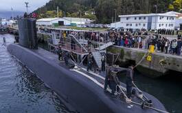 Submarino 'Thomson' se estaciona frente a Vallarta antes de maniobras con EU