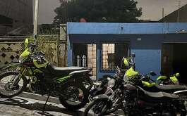 Un cateo en un domicilio de la colonia Prados de la Cieneguita en Apodaca, Nuevo León dejó droga, armas y motocicletas aseguradas por autoridades.