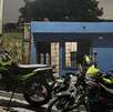Un cateo en un domicilio de la colonia Prados de la Cieneguita en Apodaca, Nuevo León dejó droga, armas y motocicletas aseguradas por autoridades.