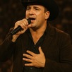 Valentín Elizalde fue asesinado a los 27 años, cuando iba saliendo de un concierto en Reynosa, Tamaulipas. Aún se desconoce quiénes fueron los responsables.