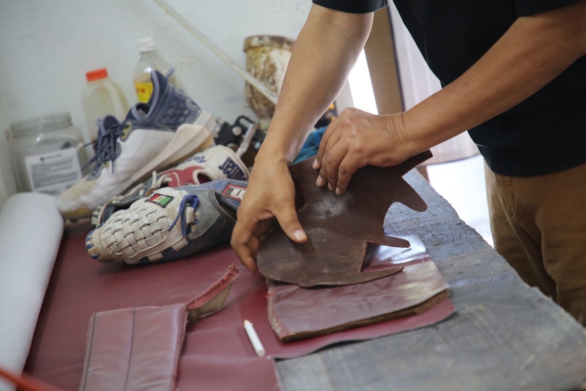 En Monterrey, Don Manuel mantiene vivo el arte de reparar guantes de béisbol desde hace más de 20 años. Conoce su historia y su taller.