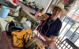 En Monterrey, Don Manuel mantiene vivo el arte de reparar guantes de béisbol desde hace más de 20 años. Conoce su historia y su taller.