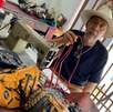 En Monterrey, Don Manuel mantiene vivo el arte de reparar guantes de béisbol desde hace más de 20 años. Conoce su historia y su taller.