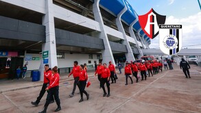 Elementos de seguridad privada en un partido Gallos vs Atlas.