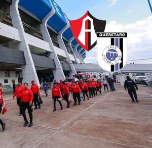 Elementos de seguridad privada en un partido Gallos vs Atlas.