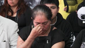 una mujer con la mano en la cara