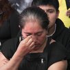 una mujer con la mano en la cara