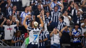 German Berterame celebrando un gol con su gente.