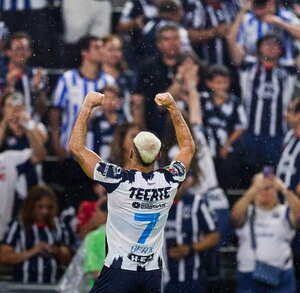 German Berterame celebrando un gol con su gente.