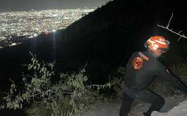 Elementos de Protección Civil de Nuevo León realizan la búsqueda de un hombre que fue reportado como extraviado en el Cerro de las Mitras.