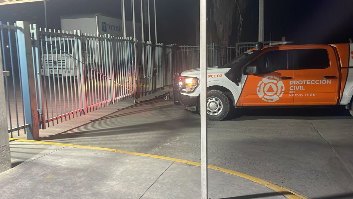 Elementos de Protección Civil de Nuevo León realizan la búsqueda de un hombre que fue reportado como extraviado en el Cerro de las Mitras.