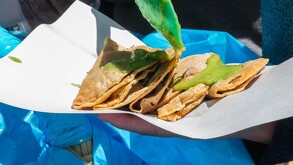 ¡'Combo Godín' causa polémica! Cinépolis lanza venta de tacos de canasta y desatan debate en redes.