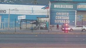Hombre muerto mientras esperaba un camión urbano en Monterrey