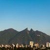 El Cerro de la Silla abarca 3 municipios de Nuevo León: Monterrey, Guadalupe y Santiago y tiene una altitud de mil 820 metros sobre el nivel del mar.