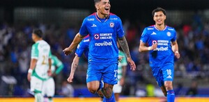 Santos Laguna cayó 3-2 ante Cruz Azul en el Estadio Olímpico Universitario, en un partido que fue condicionado por una nueva expulsión