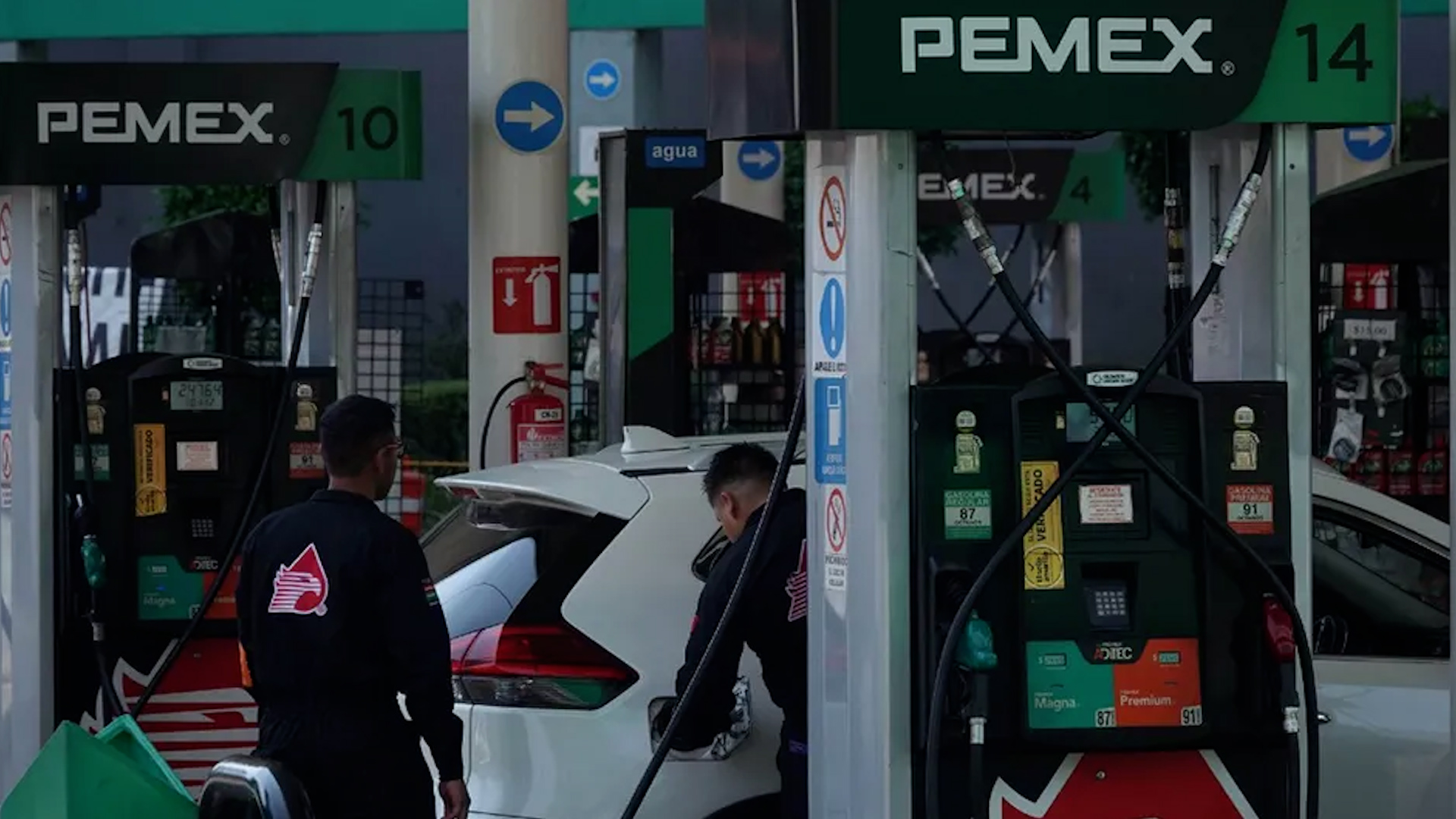 Debido a la escases de gasolina, los despachadores han tenido que optar a otras actividades para ganar dinero.