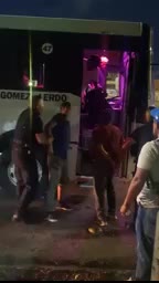 Un video capturado por un testigo fue difundido a través de las redes sociales, donde se observa con claridad la secuencia de la detención.