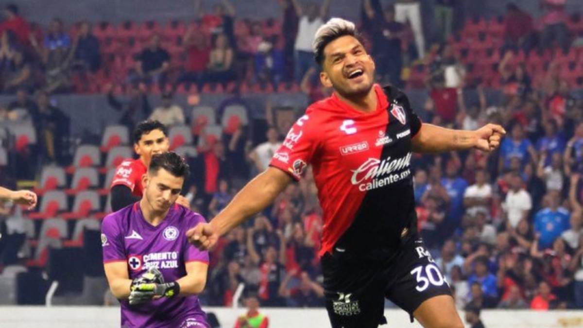 Eduardo Aguirre jugando para Atlas en Liga MX. Eduardo Aguirre jugando para Atlas en Liga MX.