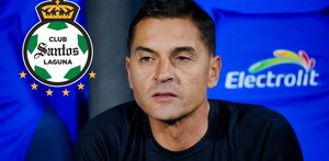 Santos Laguna perdió contra Cruz Azul con un jugador menos por una expulsión que el equipo consideró injusta, así como otras decisiones que no gustaron. Santos Laguna perdió contra Cruz Azul con un jugador menos por una expulsión que el equipo consideró injusta, así como otras decisiones que no gustaron.