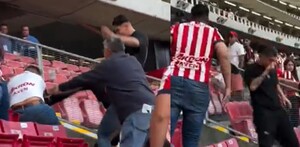 El video compartido en las redes sociales brinda un panorama más amplio acerca de lo que ocurrió en las gradas del Estadio Akron con el hermano del futbolista.