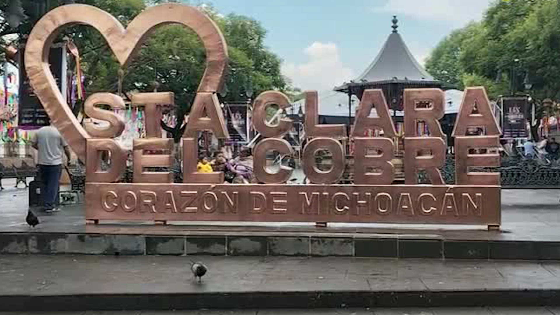 En el corazón de Michoacán, esta comunidad purépecha heredó la tradición del martillado de cobre.