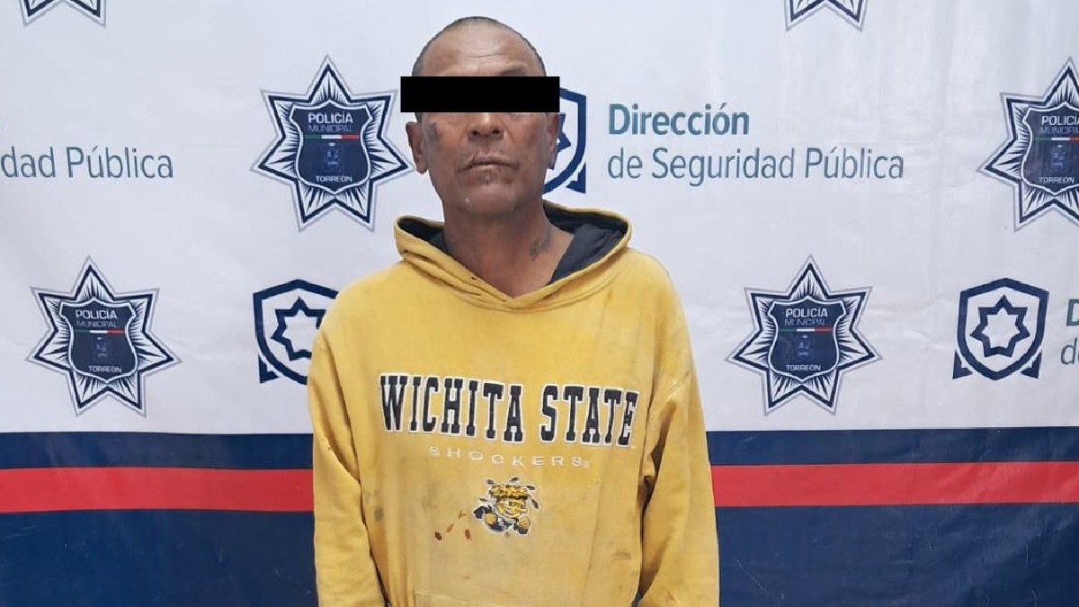 Un hombre de 55 años, identificado como Rodolfo “N”, fue detenido por la Policía Municipal de Torreón tras agredir brutalmente a su hijo de tan solo 12 años. Un hombre de 55 años, identificado como Rodolfo “N”, fue detenido por la Policía Municipal de Torreón tras agredir brutalmente a su hijo de tan solo 12 años.
